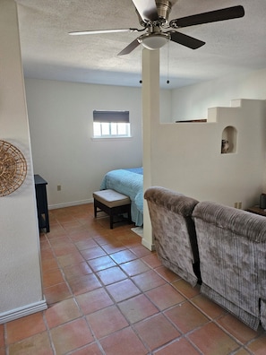 Tabla de planchar con plancha, wifi y ropa de cama