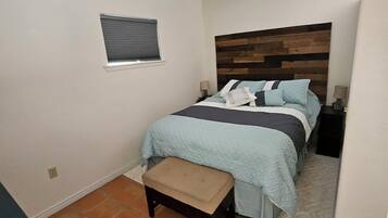 Tabla de planchar con plancha, wifi y ropa de cama