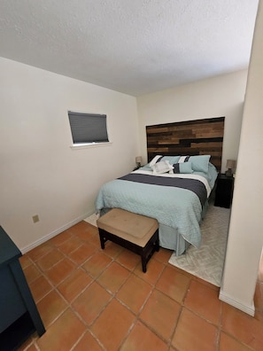 Tabla de planchar con plancha, wifi y ropa de cama