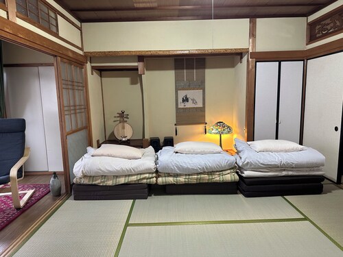 Nostalgic house in Showa style. 15 min walk from Fujigaoka, 20 min drive from Ghibli Park. 2 parking spaces. Ideal for families and pets.