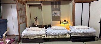 Nostalgic house in Showa style. 15 min walk from Fujigaoka, 20 min drive from Ghibli Park. 2 parking spaces. Ideal for families and pets.