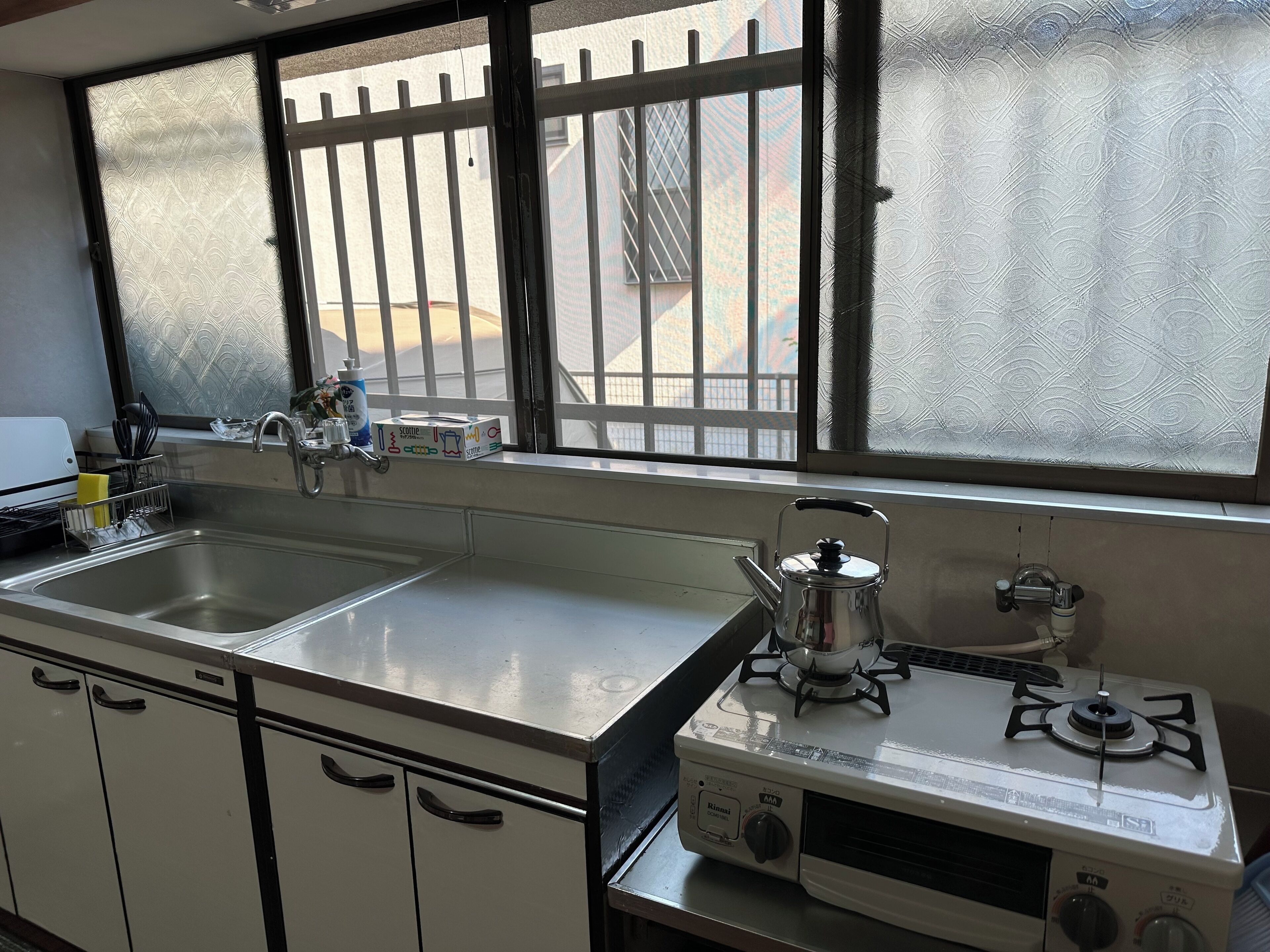 冷蔵庫、電子レンジ、コンロ、コーヒー / ティーメーカー