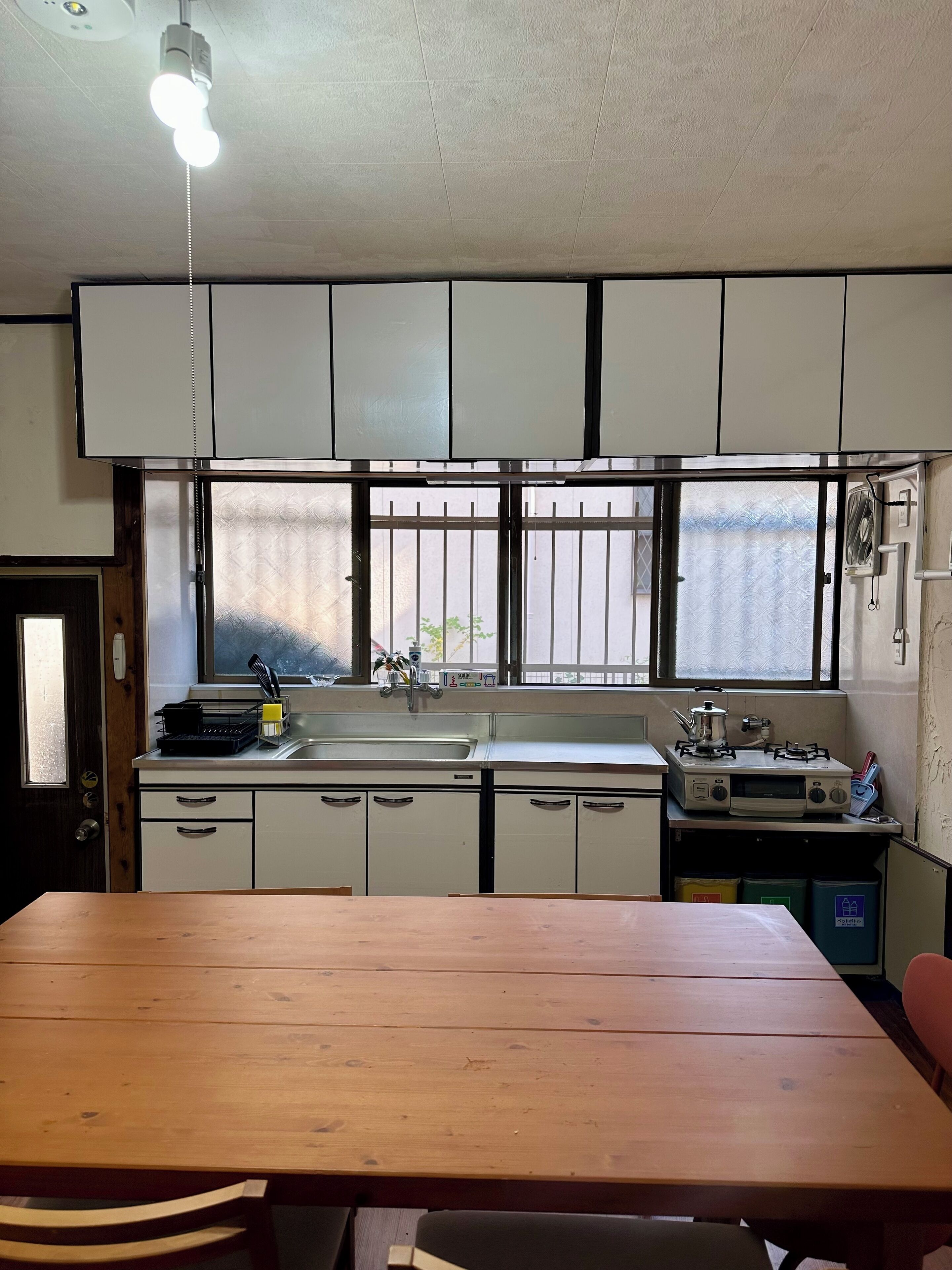 冷蔵庫、電子レンジ、コンロ、コーヒー / ティーメーカー