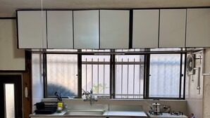 A compact kitchen with white cabinets, a wooden dining table, and a gas stove. - One building for rent. Fujigaoka is a 15-minute walk and Ghibli Park is a 20-minute drive. 2 parking spaces. Convenience store and supermarket within walking distance. Ideal for families and pets. (名古屋市守山区森孝東)