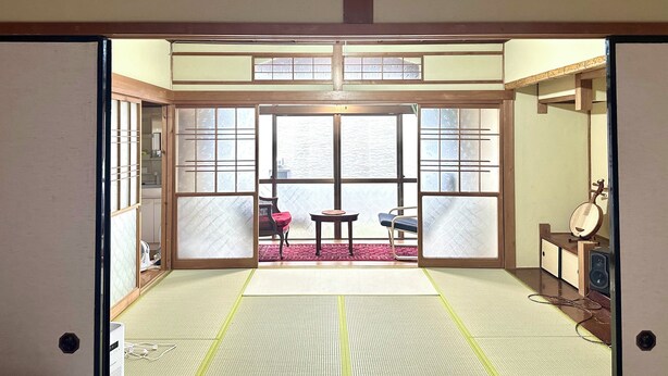 A traditional Japanese room with tatami flooring, sliding doors, and a view of the outside. - One building for rent. Fujigaoka is a 15-minute walk and Ghibli Park is a 20-minute drive. 2 parking spaces. Convenience store and supermarket within walking distance. Ideal for families and pets. (名古屋市守山区森孝東)