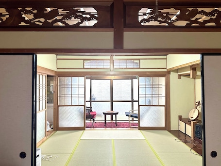 Interior. One building for rent. Fujigaoka is a 15-minute walk and Ghibli Park is a 20-minute drive. 2 parking spaces. Convenience store and supermarket within walking distance. Ideal for families and pets.