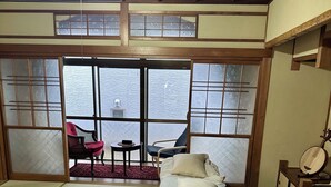 A traditional Japanese-style room with tatami flooring, a futon bed, sliding doors, and a view of the sea. - One building for rent. Fujigaoka is a 15-minute walk and Ghibli Park is a 20-minute drive. 2 parking spaces. Convenience store and supermarket within walking distance. Ideal for families and pets. (名  古屋市守山区森孝東)