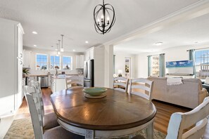 House | In-room dining - Beach House - C Shucker by PHG (Mexico Beach)