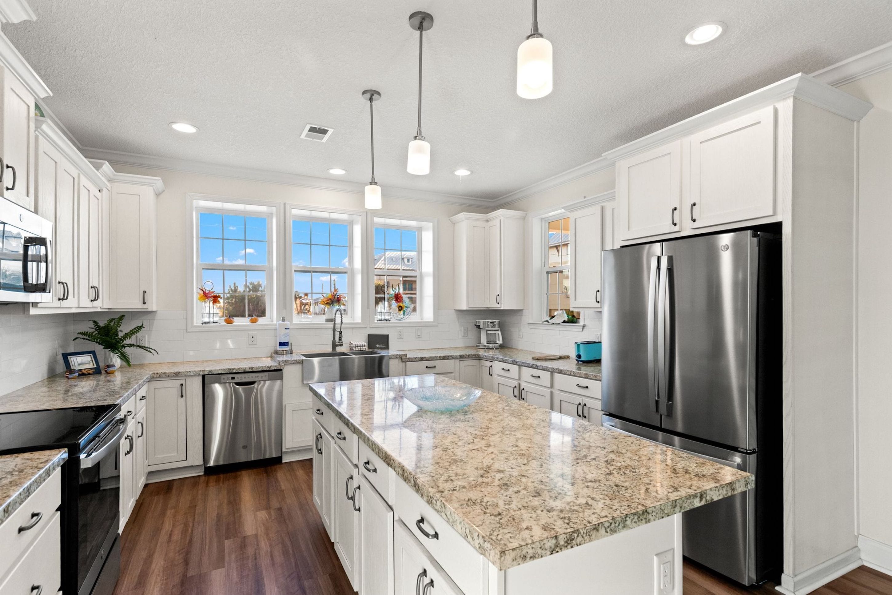 House | Private kitchen | Full-size fridge, microwave, oven, stovetop