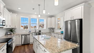 Rumah | Dapur pribadi | Lemari es besar, microwave, oven, dan kompor