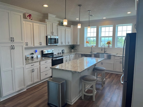 Casa | Cocina privada | Refrigerador con congelador, microondas, horno y parrilla de estufa