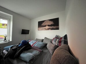 2 bedrooms, travel crib, free WiFi, bed sheets - Quiet & close to the city (Chemnitz)