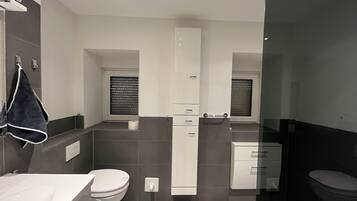 Dusche, Haartrockner, Handtücher, Toilettenpapier