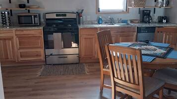 Een magnetron, een oven, een kookplaat, een vaatwasser