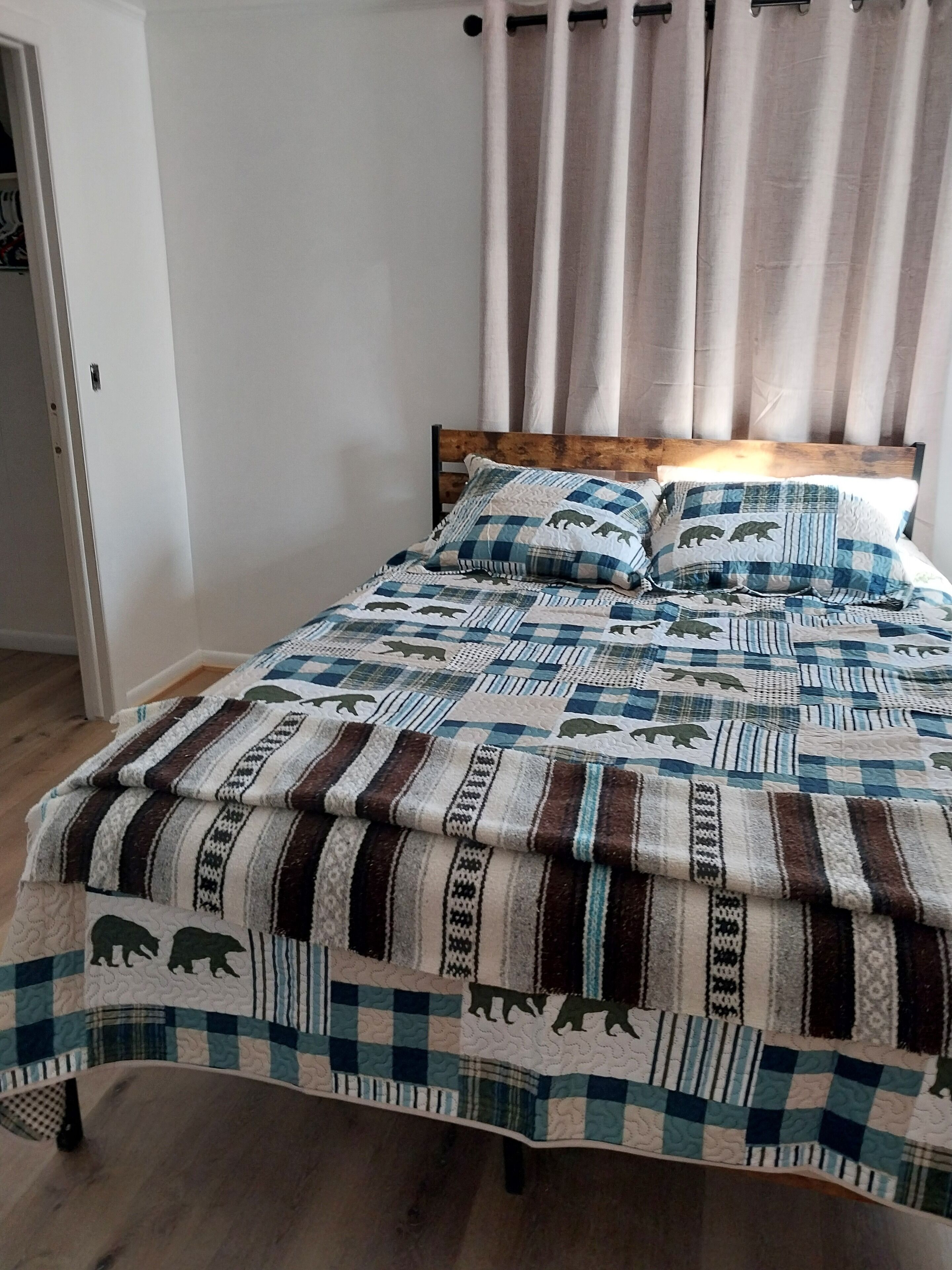 Iron/ironing board, bed sheets