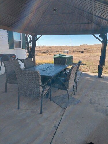 Nice 2-bedroom house in Kaycee explore the west and the big horn mountains.
