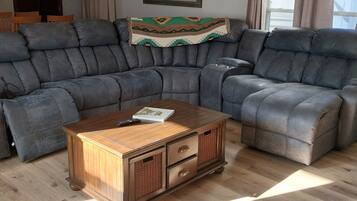 Een televisie en een open haard