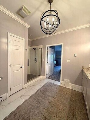 Shower, towels - KLTA6 Discounted Concert Packages! 2 BR/2 BA Condo Walking distance to Town (Beech Mountain)