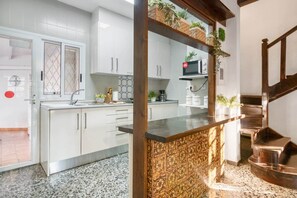 ثلاجة، ميكروويف، موقد طهي مسطح، غسالة أطباق