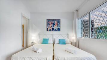 Een strijkplank/strijkijzer, wifi, beddengoed