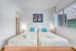 Een strijkplank/strijkijzer, wifi, beddengoed