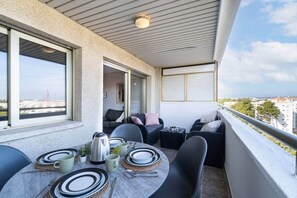 Outdoor dining - Salou • Penthouse Apt • Pool & Beach • AC • WiFi (Salou)