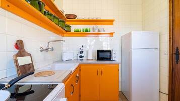 Køleskab, mikrobølgeovn, ovn, kogeplade