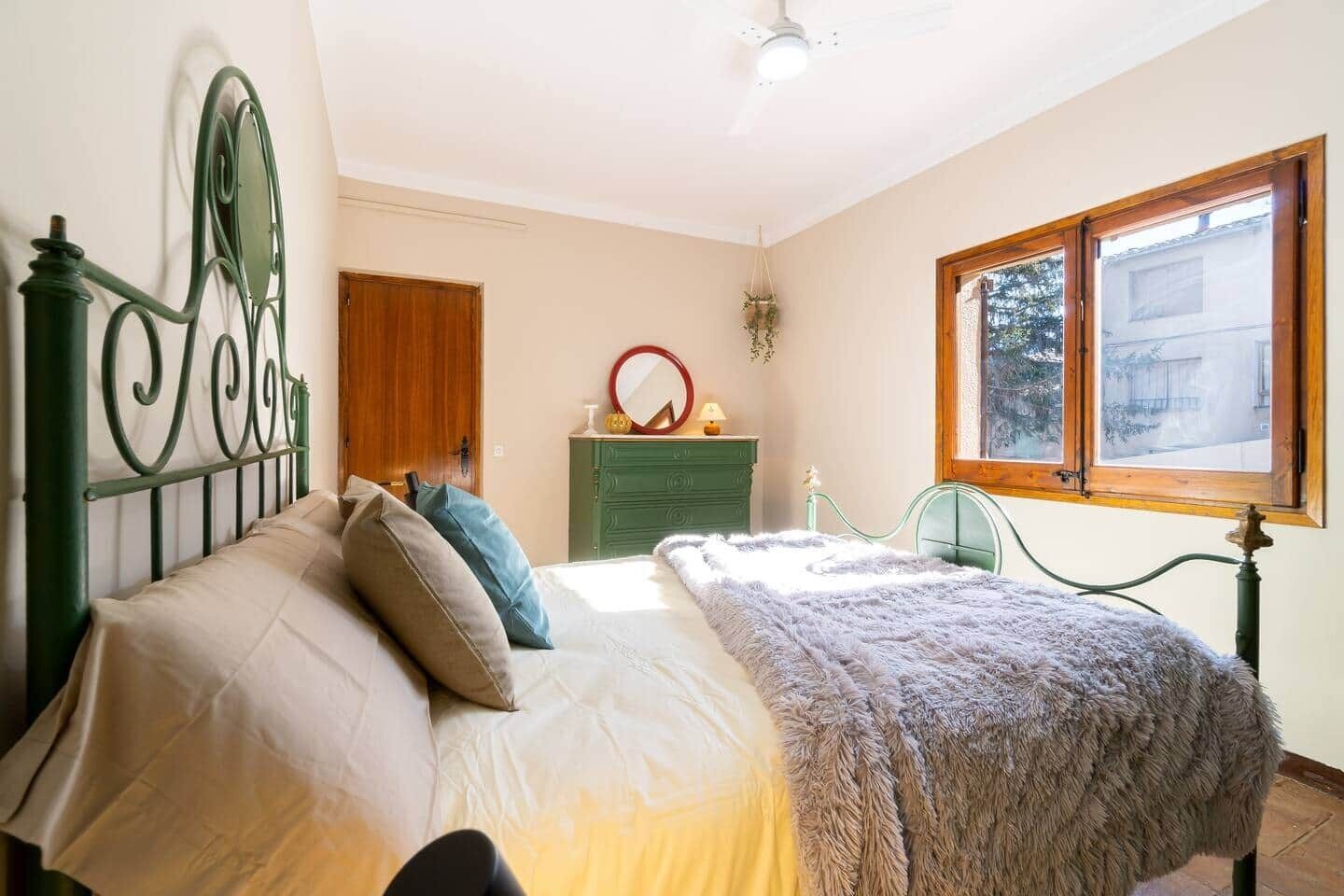 Een strijkplank/strijkijzer, wifi, beddengoed