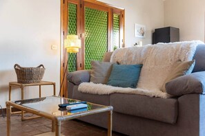 Una televisión, una chimenea