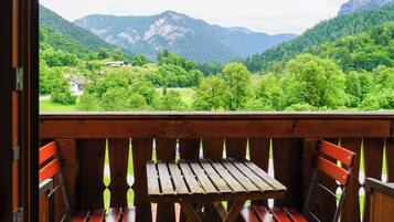 Familien-Suite, Balkon, Bergblick | Schallisolierte Zimmer, kostenloses WLAN