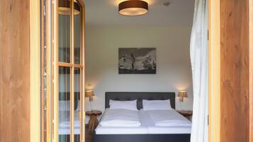 Une chambre à coucher avec un lit, des murs en bois, un luminaire au plafond et un tableau accroché au mur.