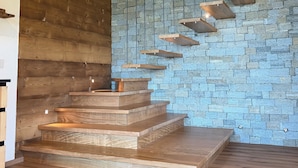 A wooden staircase with a stone wall background. - Chalet Altea View: panoramic Lake Como, 8 places, garden and barbecue. (Mello)