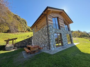 Outdoor dining - Chalet Altea View: panoramic Lake Como, 8 places, garden and barbecue. (Mello)