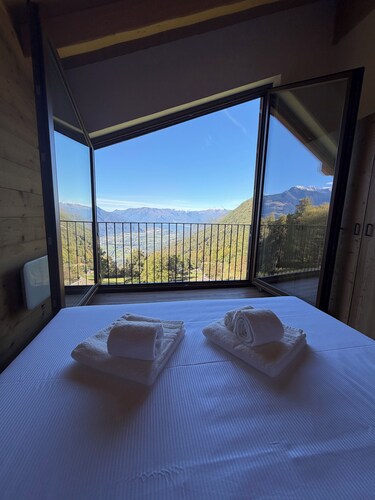 Chalet Altea View: panoramic Lake Como, 8 places, garden and barbecue.