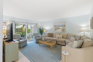 TV, books - MyStay at 2203 Heritage Villa on Harbour Town Golf Links in Sea Pines, 4-Bed/3-Bath Villa with Pool! (Hilton Head Island)