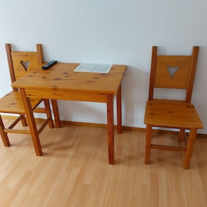 Habitación triple, balcón, vista a la montaña | Servicios de la habitación