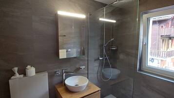 Chambre Double Deluxe, balcon, vue montagne | Salle de bain | Douche