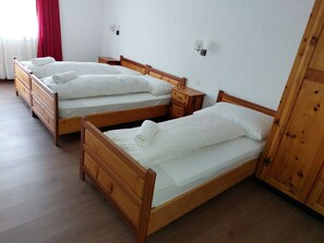 Habitación triple, balcón, vistas a la montaña | Interior