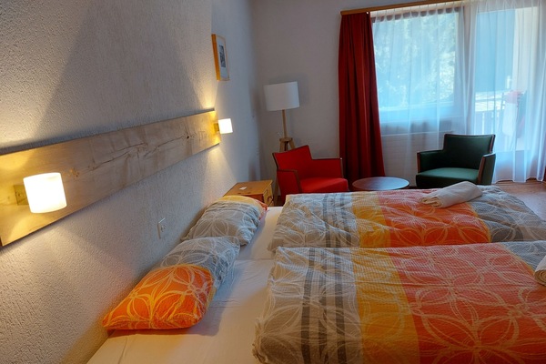 Habitación doble Deluxe, balcón, vista a la montaña | Tabla de planchar con plancha y wifi gratis