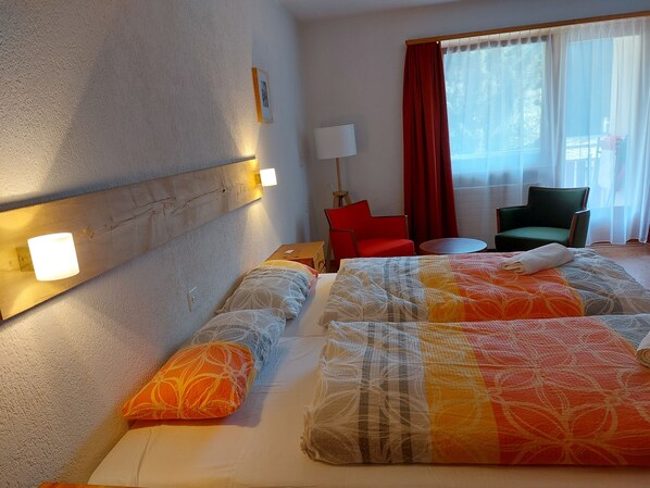 Habitación doble Deluxe, balcón, vista a la montaña | Tabla de planchar con plancha y wifi gratis 