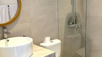 Suihku, ilmaiset hygieniatuotteet, hiustenkuivaaja, pyyhkeet