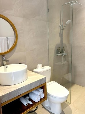 Suihku, ilmaiset hygieniatuotteet, hiustenkuivaaja, pyyhkeet