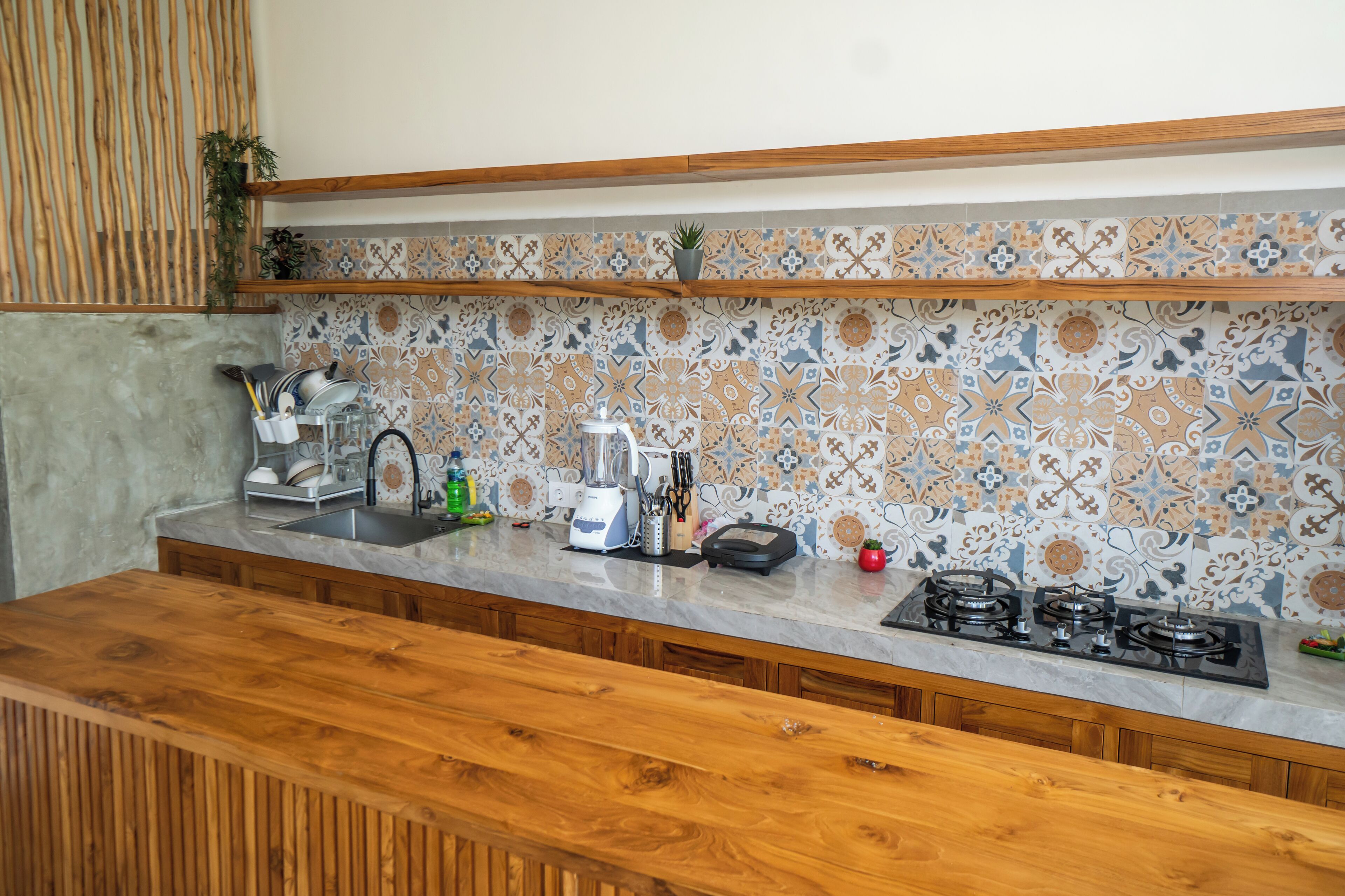 Habitación doble superior, balcón, vista a la alberca | Instalaciones de cocina compartida | Refrigerador con congelador, microondas y cafetera y tetera 