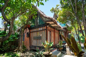 Garden - Room-cozy 2-bedroom Lumbung Cabin in San (Denpasar)