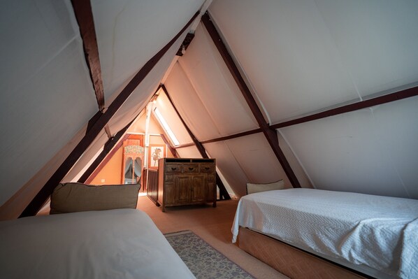 Room, 2 Bedrooms, Smoking | 2 bedrooms