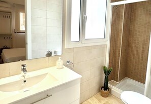 Hair dryer, toilet paper - VG Terrace Duplex (Barcelona)