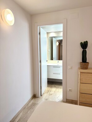 2 habitaciones, tabla de planchar con plancha, internet y ropa de cama 