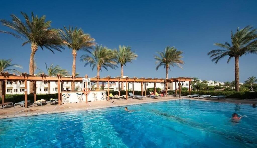 7 outdoor pools