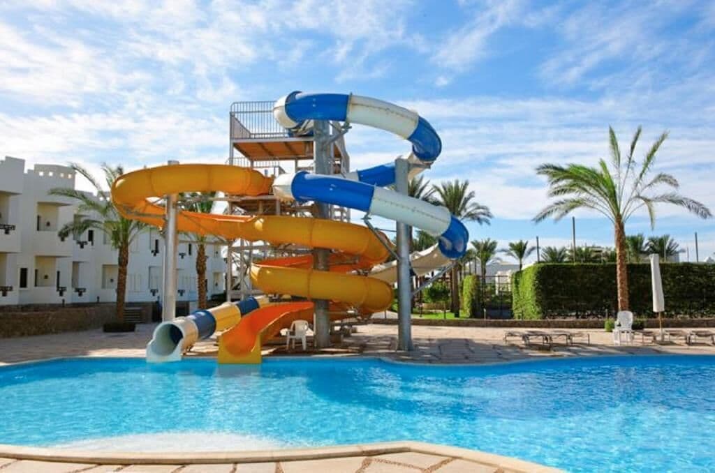 Un parque acuático con varias toboganes y una piscina.