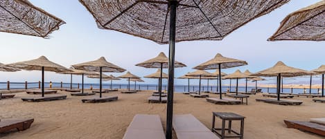 Sulla spiaggia, sabbia bianca